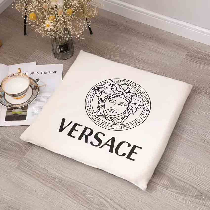 座布団 個性的 Versace